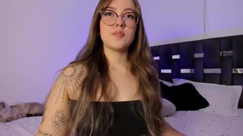 Snapshot of naughtycurvybbx chatting on 12.02.25 LANAindependent model online show from 12.02.25