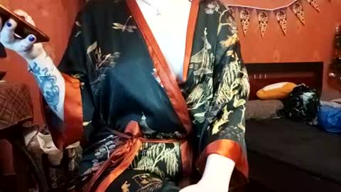 Snapshot of naughtyhousewifexx chatting on 12.08.24 housewife Eva online show from 12.08.24