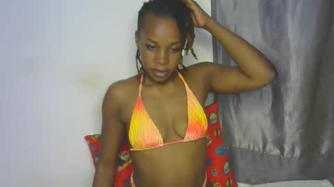 Snapshot of naughtyie chatting on 09.18.25 naughtyie online show from 09.18.25