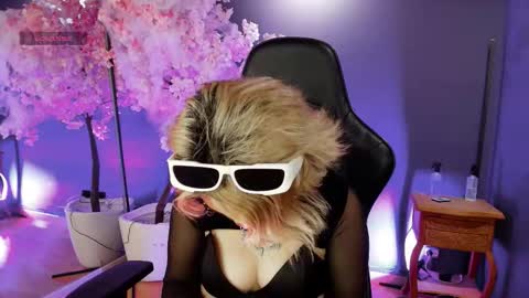 Snapshot of navier__ chatting on 11.04.25 Navier online show from 11.04.25