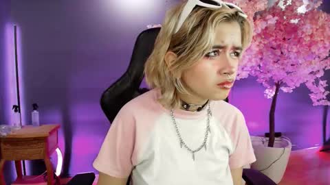 Snapshot of navier__ chatting on 11.06.25 Navier online show from 11.06.25