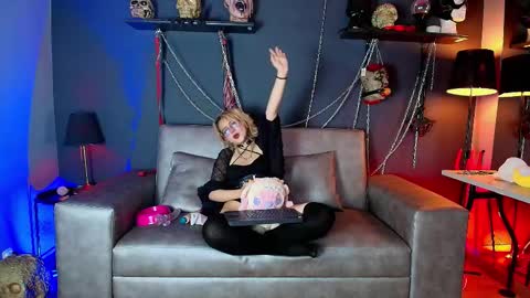 Snapshot of navier__ chatting on 11.20.25 Navier online show from 11.20.25