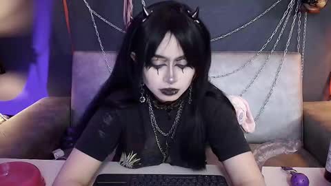 Snapshot of navier__ chatting on 11.30.25 Navier online show from 11.30.25