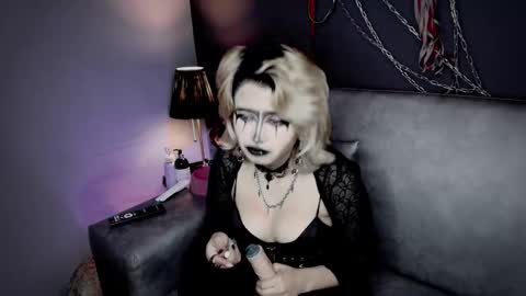 Snapshot of navier__ chatting on 12.15.25 Navier online show from 12.15.25