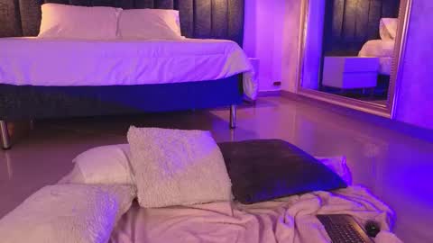 Snapshot of naylapot_ chatting on 03.11.25 Juli online show from 03.11.25