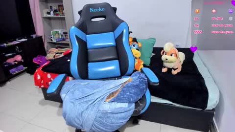 Snapshot of neeko_lol_ chatting on 11.05.25 Geek Nicole im Neeko UwU online show from 11.05.25