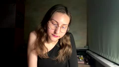 Snapshot of neliamerten chatting on 05.28.26 Mia online show from 05.28.26
