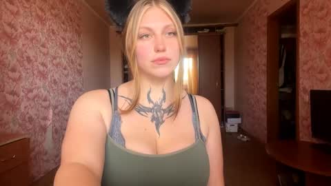 Snapshot of neomimaddern chatting on 04.27.26 neomimaddern online show from 04.27.26
