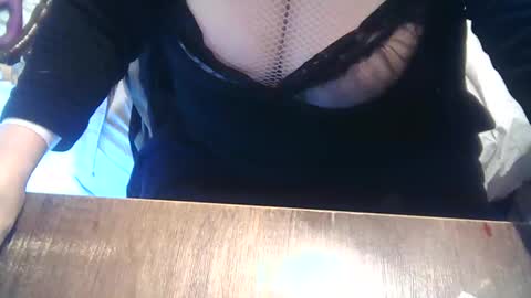 Snapshot of neslihan35 chatting on 01.05.25 neslihan online show from 01.05.25