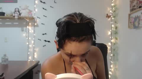 Snapshot of neurotic_witch chatting on 10.19.25 Mar online show from 10.19.25