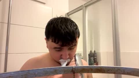 Snapshot of new18_years chatting on 12.14.25 Joung Boy online show from 12.14.25