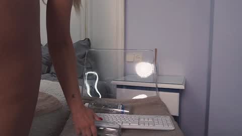 Snapshot of new_dee chatting on 02.01.25 new dee online show from 02.01.25