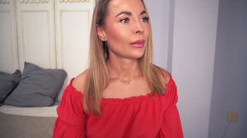 Snapshot of new_dee chatting on 02.26.25 new dee online show from 02.26.25