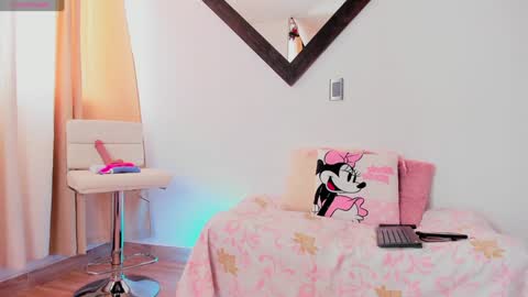 Snapshot of newbarbiedolly chatting on 01.25.25 ximena online show from 01.25.25