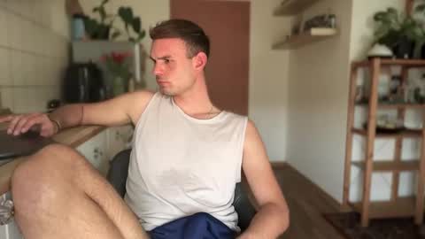 Snapshot of newbief chatting on 03.10.25 Finnr online show from 03.10.25