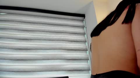 laura  online show from 01.04.25