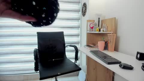 laura  online show from 01.08.25