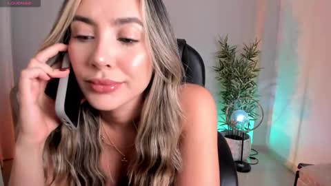 Snapshot of niabennet chatting on 11.01.25 Nia online show from 11.01.25