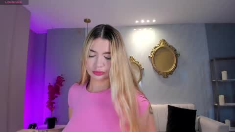 Snapshot of niaholland chatting on 04.20.26 SQUIRTER DOLL online show from 04.20.26