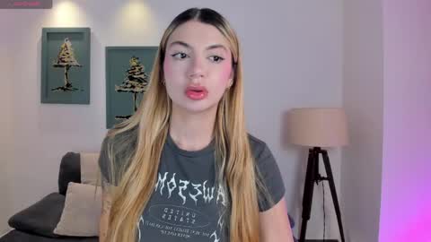 Snapshot of niaholland chatting on 05.12.26 SQUIRTER DOLL online show from 05.12.26