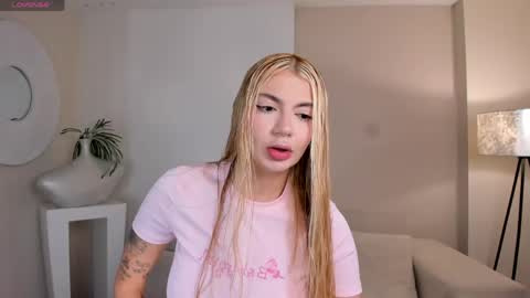 Snapshot of niaholland chatting on 06.05.26 SQUIRTER DOLL online show from 06.05.26