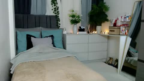 Snapshot of nicenalla chatting on 09.27.25 Wens online show from 09.27.25