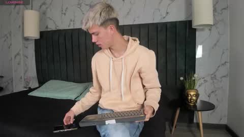 Snapshot of nick_torn chatting on 11.08.25 Nick online show from 11.08.25