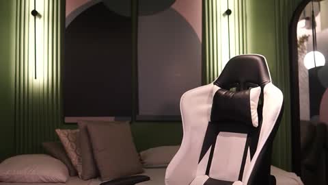 Snapshot of nick_vans chatting on 10.22.25 Jhohan online show from 10.22.25