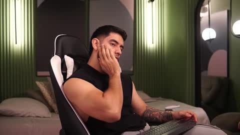 Snapshot of nick_vans chatting on 10.23.25 Jhohan online show from 10.23.25