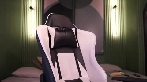 Snapshot of nick_vans chatting on 10.26.25 Jhohan online show from 10.26.25