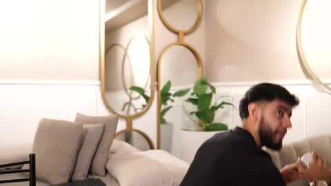 Snapshot of nick_vans chatting on 12.15.25 Jhohan online show from 12.15.25