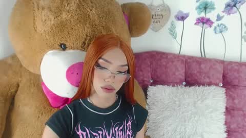 Snapshot of nickynoa chatting on 02.12.25 Nicky online show from 02.12.25