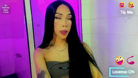 Snapshot of nickynoa chatting on 09.18.25 Nicky online show from 09.18.25