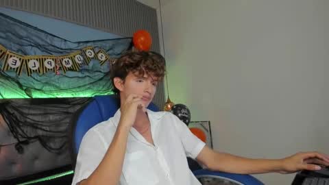 Snapshot of nicolasferrer18 chatting on 10.31.25 nicolasferrer18 online show from 10.31.25