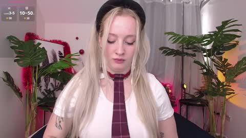 Snapshot of nicole__aniston__ chatting on 01.05.25 Nicole online show from 01.05.25