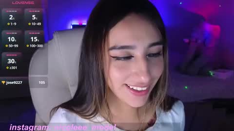 Snapshot of nicole_edwards chatting on 09.21.25 Nicole online show from 09.21.25