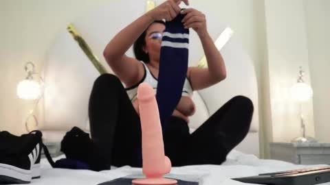 Nicol Flores  GMT-5 1530-2200  online show from 11.20.25