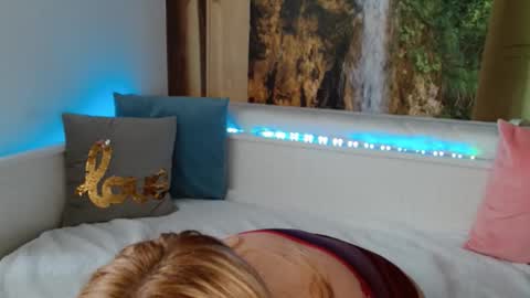 Snapshot of nicolelinharts chatting on 11.10.25 Birthday online show from 11.10.25