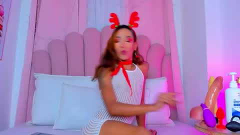 nicolemadrird online show from 12.18.25