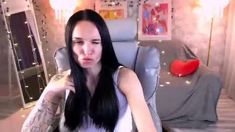 Snapshot of nicolemerz chatting on 06.18.26 Nicole online show from 06.18.26