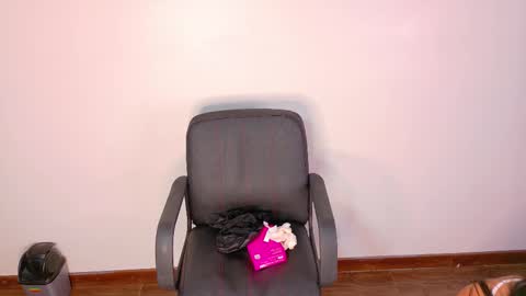 Snapshot of nicoletcherry__ chatting on 11.28.25 N I C O L E T online show from 11.28.25