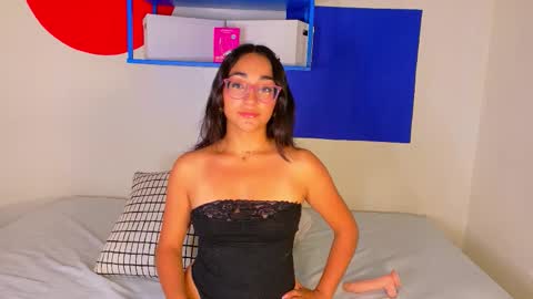 Snapshot of nicoletcherry__ chatting on 12.19.25 N I C O L E T online show from 12.19.25