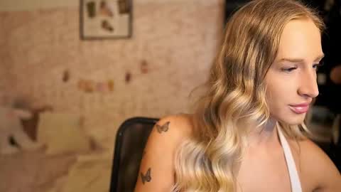 nicolette__shea_ online show from 10.28.25