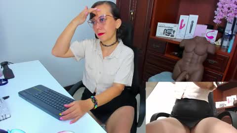 Snapshot of nicolettryan chatting on 10.18.25 Nicolett Ryan online show from 10.18.25