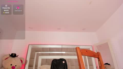 Nicolle online show from 10.15.25