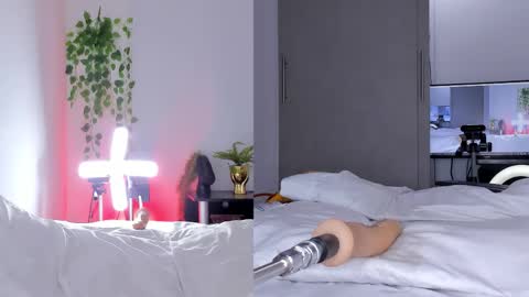 Nicolle Saenzz online show from 12.21.25