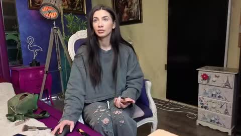 Nicolle online show from 02.26.25