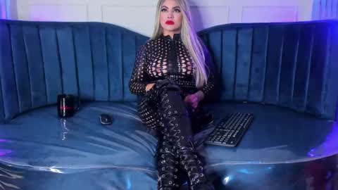 Snapshot of nicollette_miller chatting on 03.04.25 Nicollette Miller online show from 03.04.25