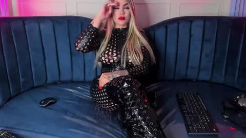 Snapshot of nicollette_miller chatting on 03.04.25 Nicollette Miller online show from 03.04.25