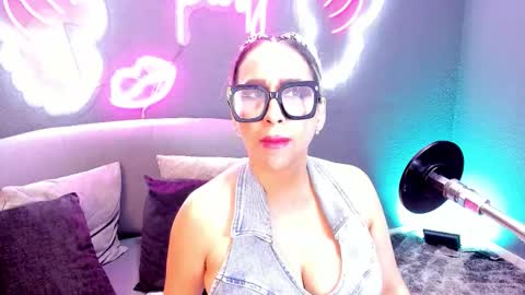 Snapshot of nicooolsmith chatting on 12.18.25 Nicol smith online show from 12.18.25